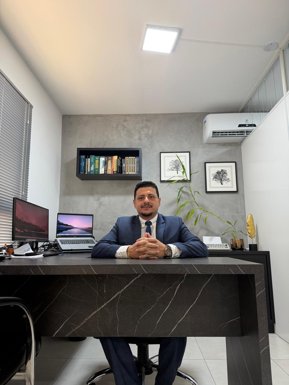 Dr. Adilson José Mendes Filho em seu gabinete no escritório Mendes&Mendes em São José/SC